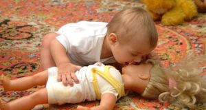 Hun thì hun…nhưng bỏ tay ra 1 Hun thì hun…nhưng bỏ tay ra